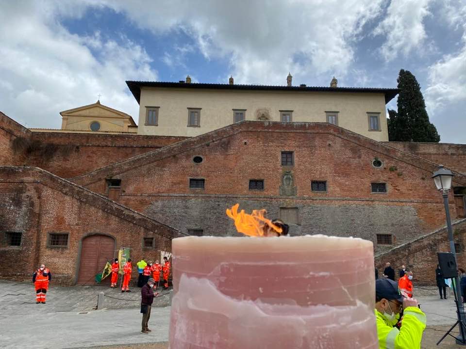 Maxi cero di due quintali di peso acceso per la pace nel mondo con il lume di San Francesco proveniente da LaVerna dall'Associazione Nazionale Città dei Presepi e da Terre di Presepi #PACE #Italia #pacenelmondo