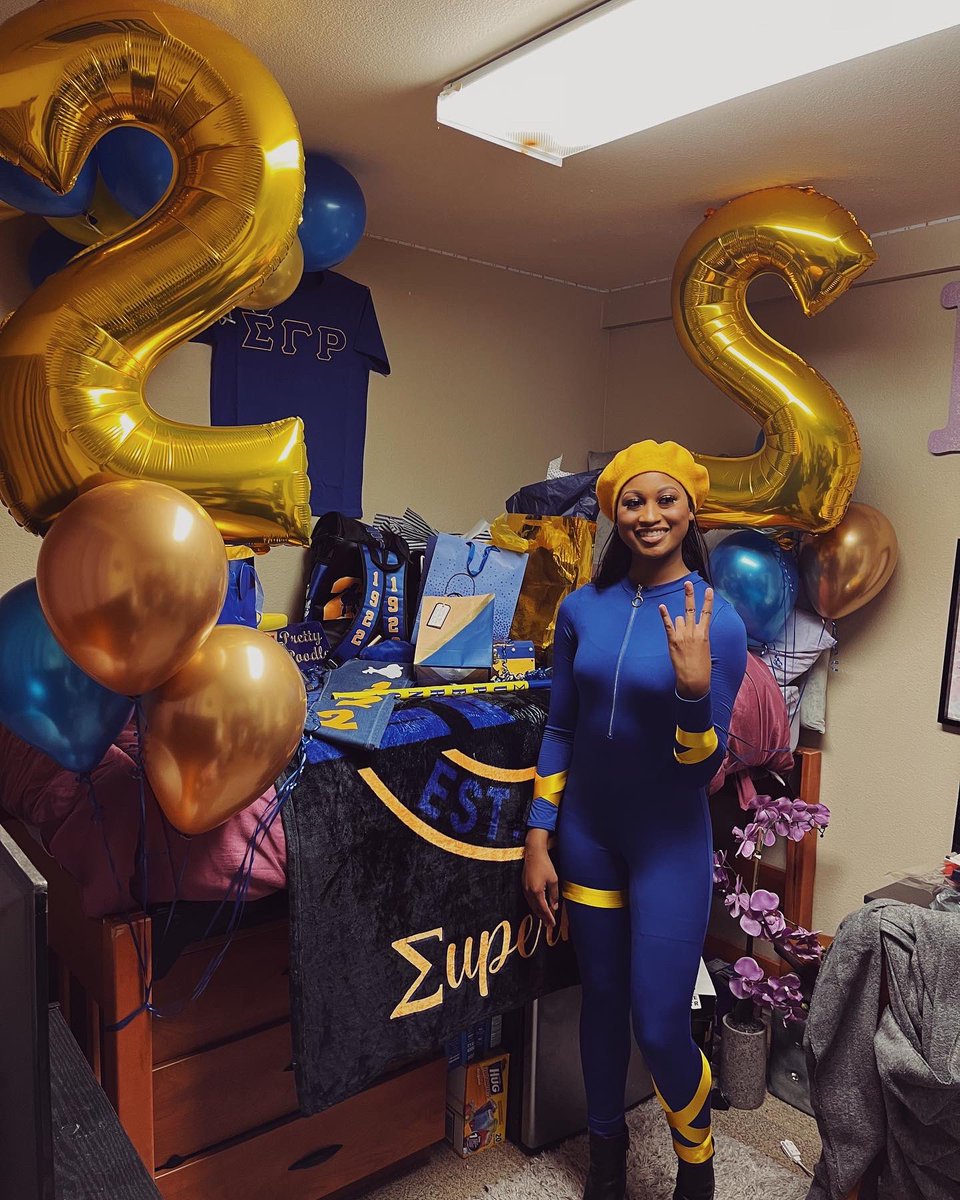DESTIVYXO's tweet photo. So I did a thing…I’m a PRETTY POODLE now. 🐩💙💛 https://t.co/iYrcB78N6j