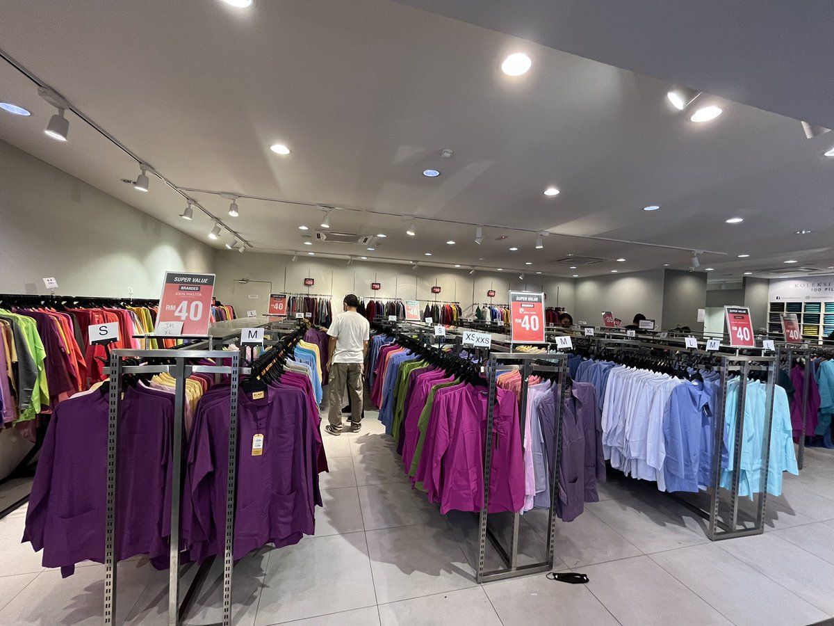 thezulfo_'s tweet photo. Baju melayu yg jual dalam parkson aeon isetan like john master, orlando, pierre cardin yg harga rm200 sepasang tu OEM dia Gene Martino, made in Taiping. Ni aku terus beli dekat factory sale, rm40 sepasang. Utk yg tak kesah color, cutting tak slim fit, asal ada je, boleh mai sini. https://t.co/EwiomDELK7