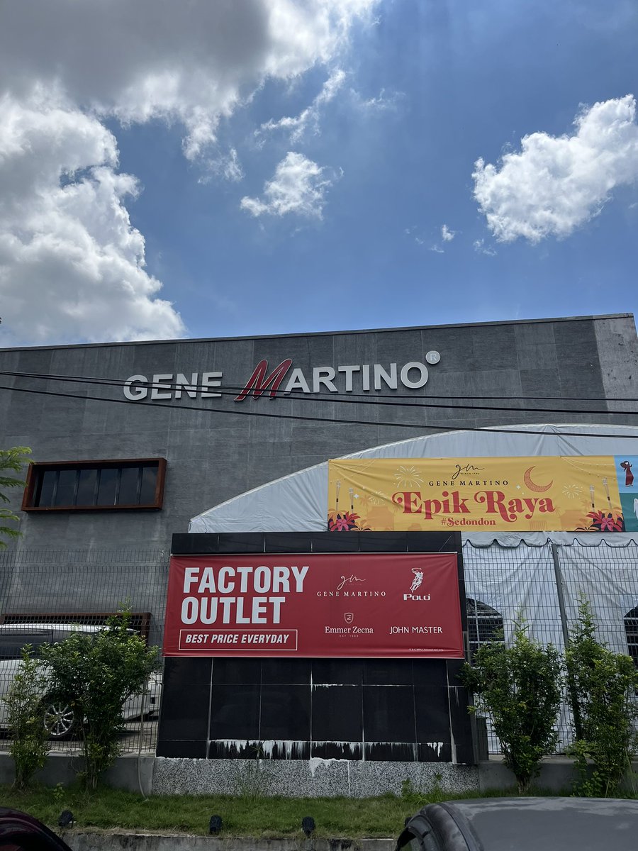 thezulfo_'s tweet photo. Baju melayu yg jual dalam parkson aeon isetan like john master, orlando, pierre cardin yg harga rm200 sepasang tu OEM dia Gene Martino, made in Taiping. Ni aku terus beli dekat factory sale, rm40 sepasang. Utk yg tak kesah color, cutting tak slim fit, asal ada je, boleh mai sini. https://t.co/EwiomDELK7