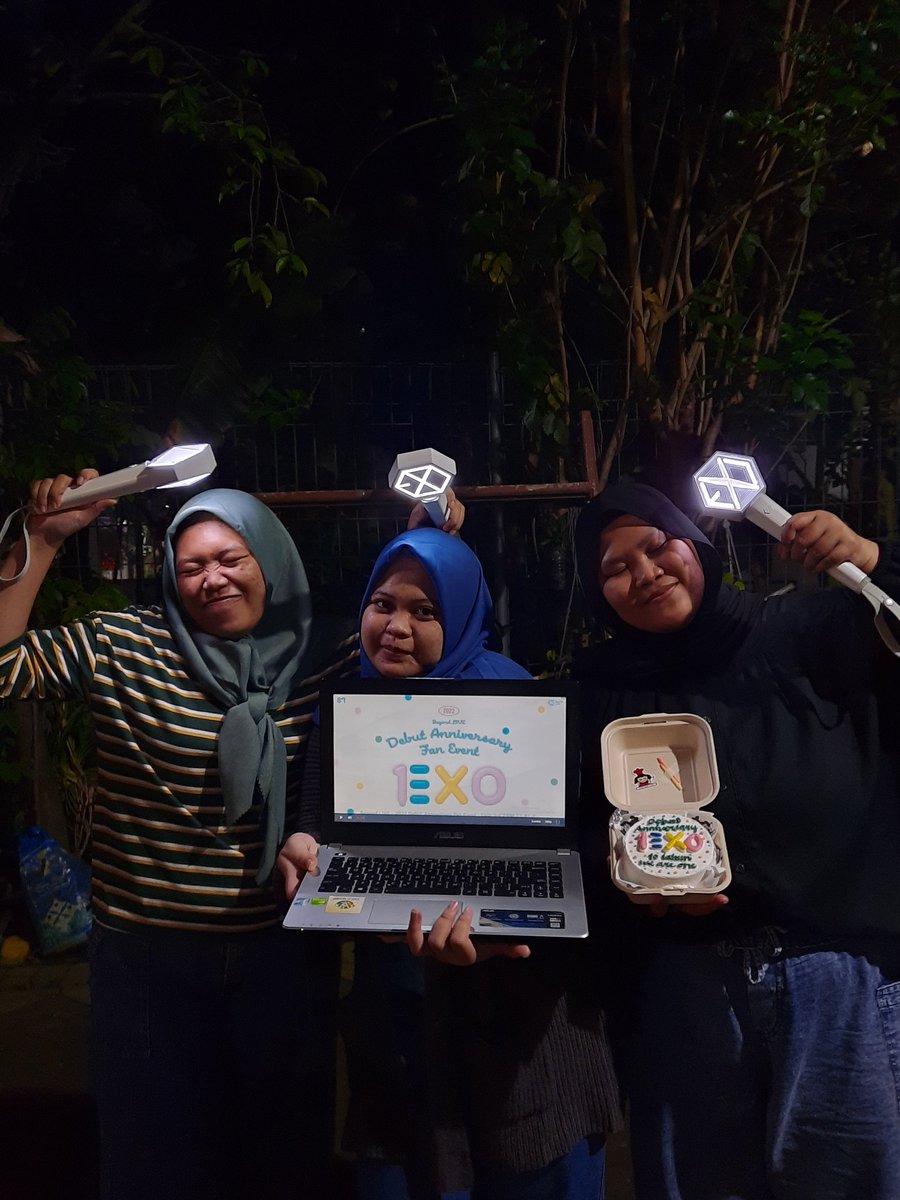 Triska_th's tweet photo. #1ΞX0withEXOLs
#EXOLsCelebrateWithEXO 
#ThankyouEXO 
@weareoneEXO 

Happy Anniversary 10th EXO ✨✨ https://t.co/8i6iUNL6dd