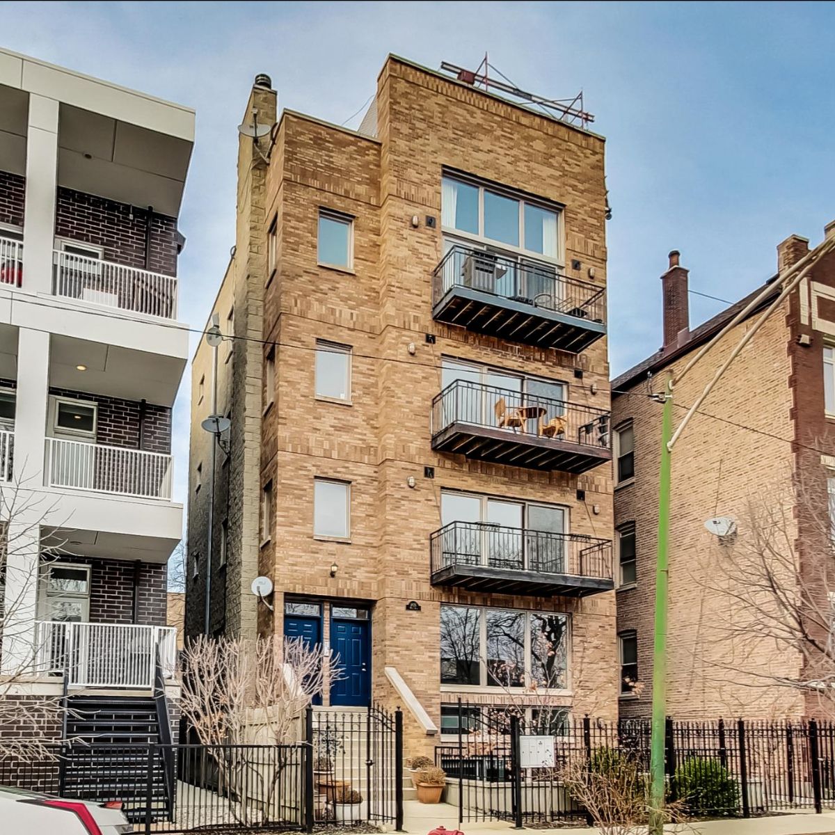 HomePartner's tweet image. UK VILLAGE: 😍 SUN 12pm-2pm 😍 Extra Wide 2 BD, 2 BA on BIG 37' Wide Lot. Multiple Outdoor Spaces. Tons of Updates and Garage Parking.  DM for more info!  mailchi.mp/chicagohomepar…