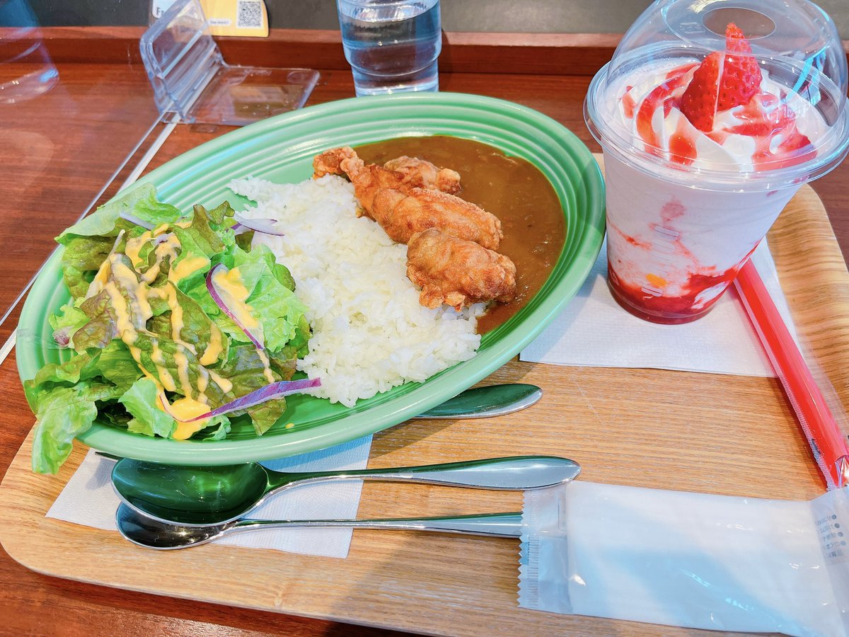 cafemilk_pf's tweet photo. 久しぶりにドトールキッチン🍓
ドトールもイチゴだらけだけど、キッチンもいちご推しでした！笑
ちなみにこれはデコレーションシェイクいちごです！🍓
あと、キッチンカレーザンギ。 https://t.co/YMFZHmZzfR