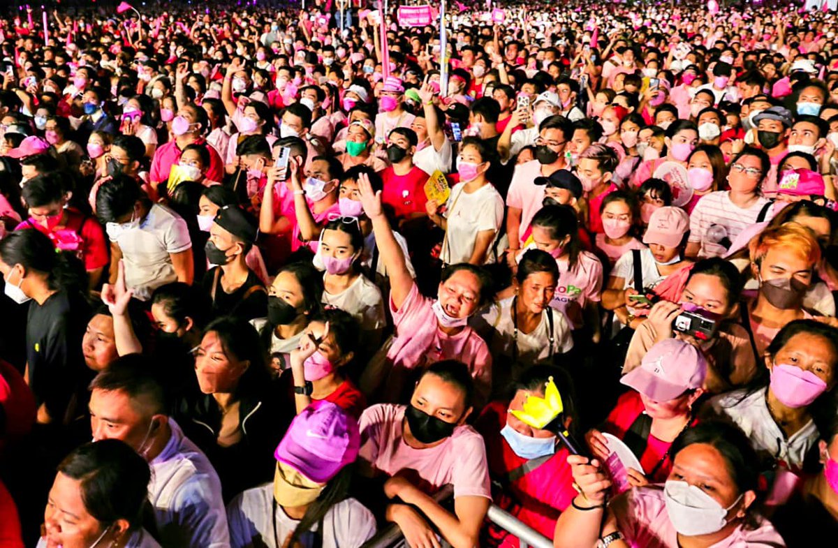 PhilstarNews's tweet photo. An estimated crowd of 220,000 people attended the campaign rally of presidential candidate Vice President Leni Robredo and her running mate Sen. Francis Pangilinan in San Fernando, Pampanga on Saturday.

📸: VP Leni Robredo / Facebook https://t.co/xJtUubyUKQ