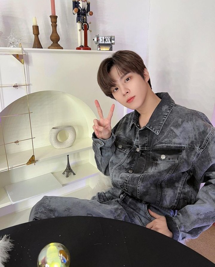rainbow270819's tweet photo. washed black denim https://t.co/EiZ7MDL69x