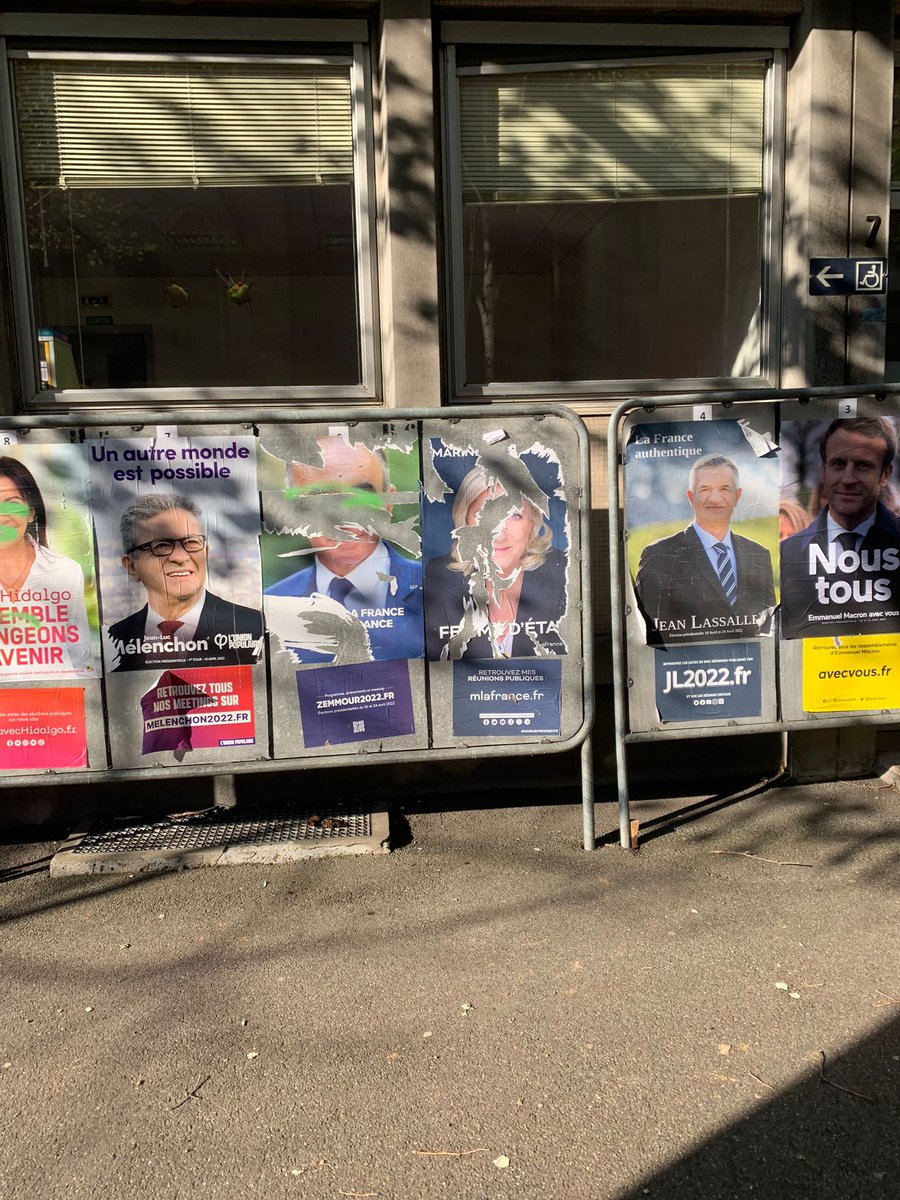 Honte à tous ceux qui nous parlent de #democratie et qui arrachent les affiches de + de 35% des français. Les fachos c'est VOUS 
#JeVoteZemmourDimanche 
#PourLesFrançaisOubliés 
#JeSuisGlamourJevoteZemmour