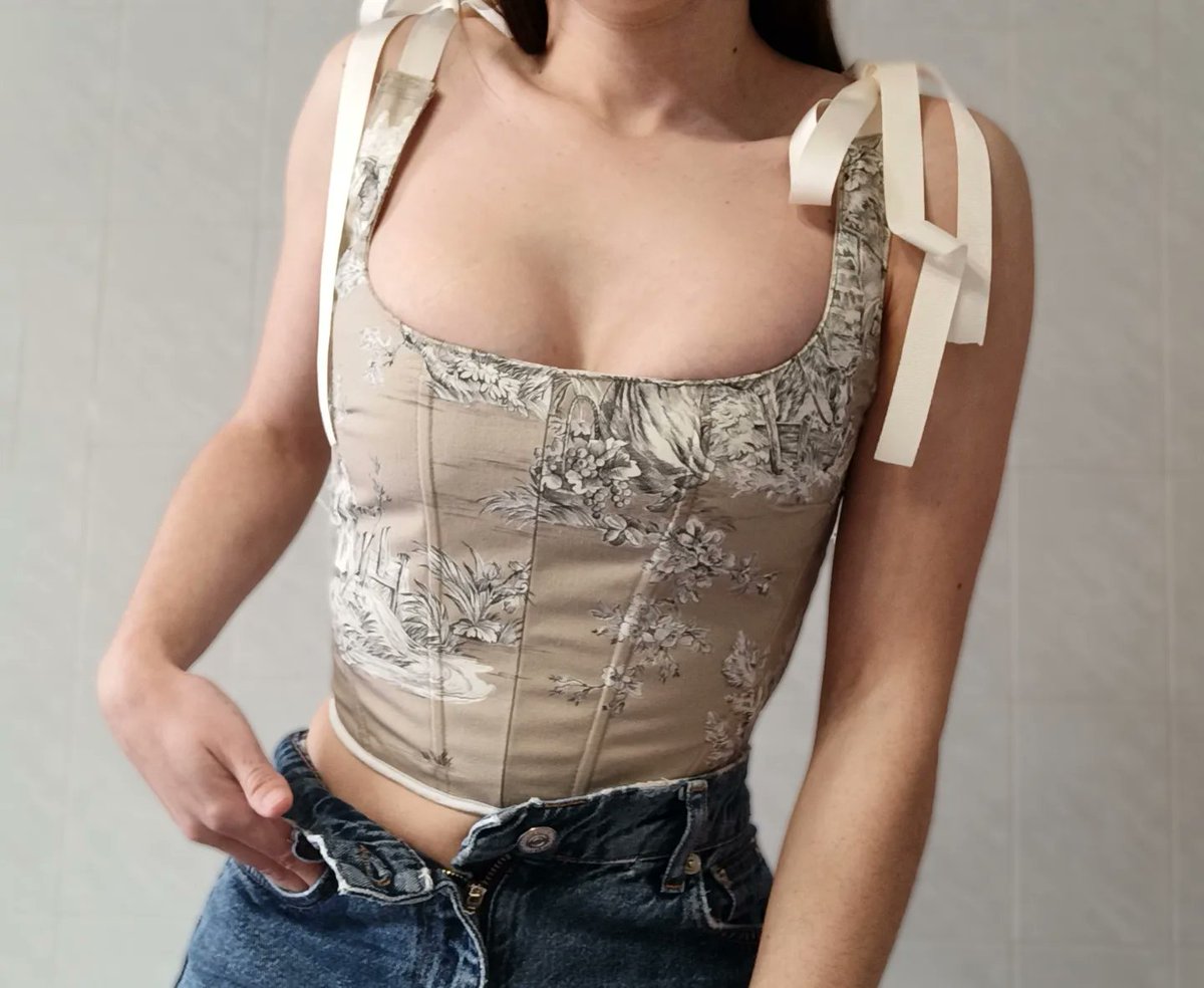irenethat's tweet photo. hola vengo aquí para recordaros que hago estos corsets y que, además, los vendo! Una ayudita con un RT estaría muy bien :) IG: @madebycafune https://t.co/Cq83qvPxOm