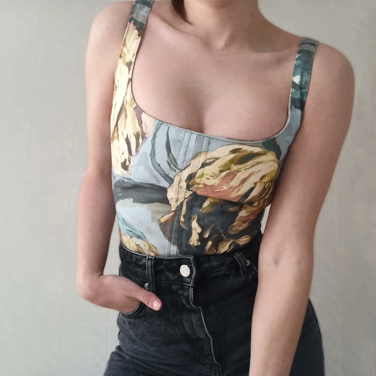 hola vengo aquí para recordaros que hago estos corsets y que, además, los vendo! Una ayudita con un RT estaría muy bien :) IG: @madebycafune