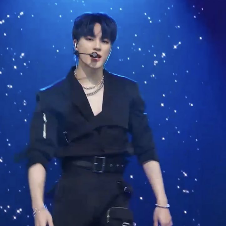 LJNFEED's tweet photo. #JENO's outfit for Arcade today https://t.co/rkQzgiYM5X