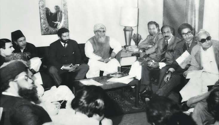 AVeteran1956's tweet photo. Back in 1977, political parties got together on behest of foreign powers to depose ZA Bhutto. History repeated on night 9/10 April &amp; in similar way pack of hyenas hunted down IK who went down fighting. Same script. It’s question of our national sovereignty. #ImranKhan #US https://t.co/ptgb424uwR