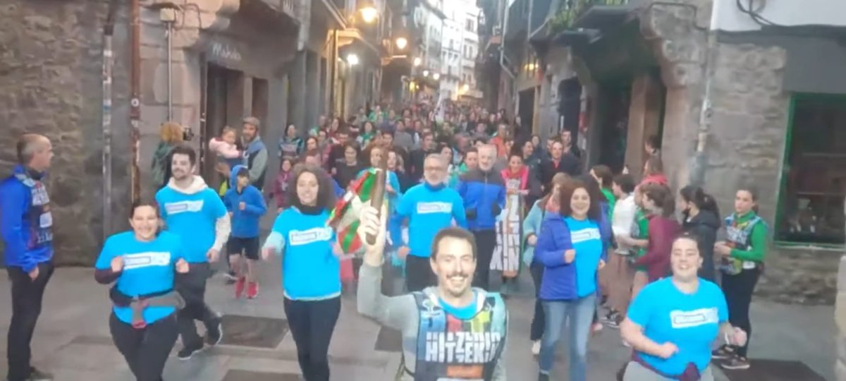 Izugarrizko ohorea Hernaniko Udalaren izenean zinegotzi ekin batera Euskal Herri osoa zeharkatu duen lekukoa eramatea. Emozio honek iraun dezala urte osoan euskararen alde lanean segitzeko. #Korrika22