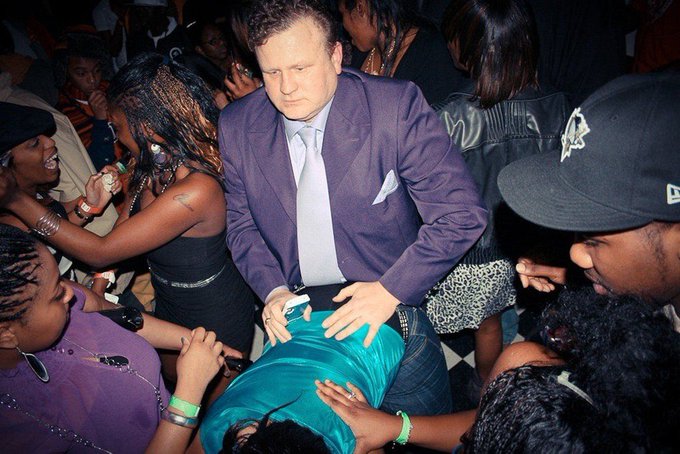 BasedMerina's tweet image. Le papasosy au mojo après avoir payé une douzaine de verres à une lycéenne