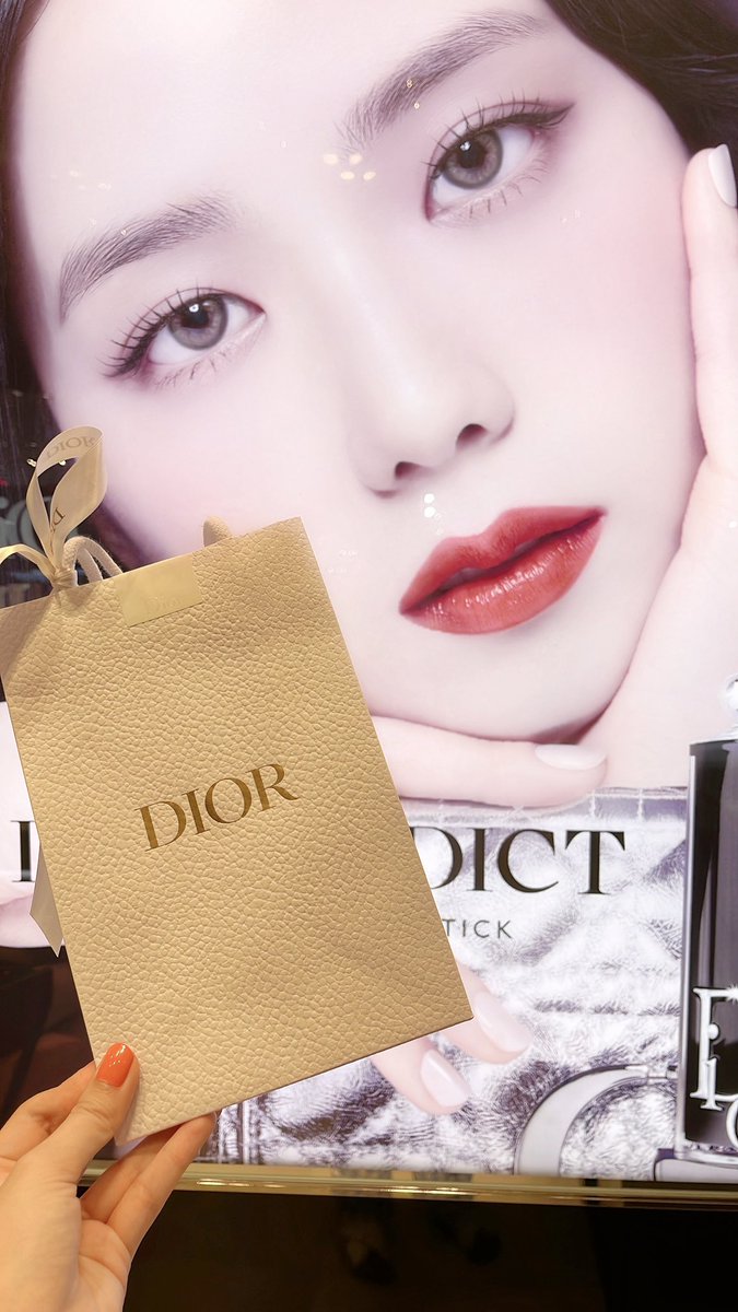 Viviennewonder's tweet photo. มาคร้าบ แจกหน่อยให้เป็นของขวัญวันสงกรานต์ แจกลิป Dior Addict รุ่นใหม่ สี 525 สีสวยขายดี เหลือแท่งสุดท้ายในเคาน์เตอร์เลย ซื้อมาแจกฟลวกันหน่อย แค่ RT + FOLLOW ค้าบ ประกาศ 16 เมษาเลย ลุยโลด https://t.co/BNZC1fs4Mt