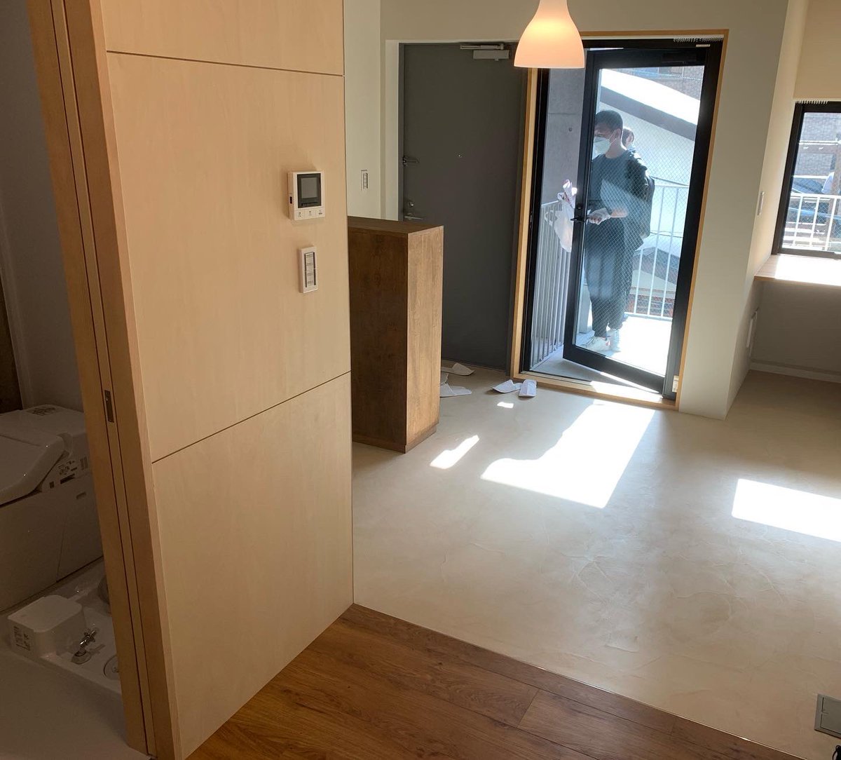 NKenken's tweet photo. オンデザイン設計の単身者用賃貸＋オーナー住戸。バルコニー、ガラス戸、室内の間仕切りカーテン（住まい手負担）を媒介に用途に応じた外部への開き方、繋がり方が調節可能。実際各住戸は一見無造作ながら幾らでもカスタマイズ可能で、住まい手のセンスが大いに問われる意欲的な集合住宅でした。 https://t.co/DzcOYBVzQE
