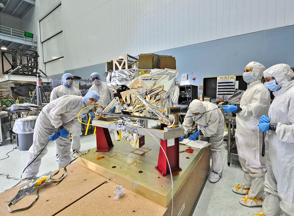 ESA_Webb's tweet photo. Alistair Glasse, Webb-MIRI Instrument Scientist @ukatc and Macarena Garcia Marin, MIRI Instrument and Calibration Scientist @esa share their feeling of tension rising 👇 https://t.co/TMsdohCPMi