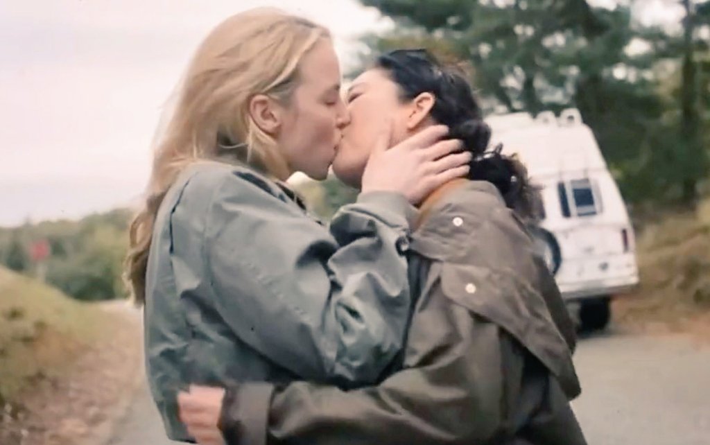 a genuinely friendly reminder that this is how the books end: them together, living their lives happily. 💞 villanelle doesn't die and gets a linguistics degree. #killingeve #villaneve