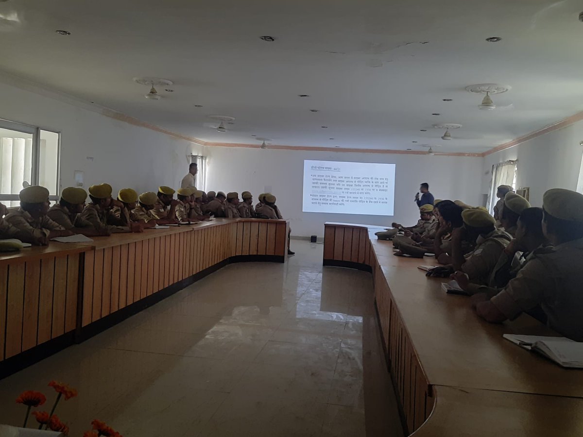 balrampurpolice's tweet image. #BalrampurPolice
#AddlSP  व #COCity द्वारा साइबर क्राइम के संबंध में सभी थानों के साइबर हेल्प डेस्क कर्मियों की कार्यशाला का आयोजन पुलिस लाइन सभागार में किया गया।
#CyberCrime