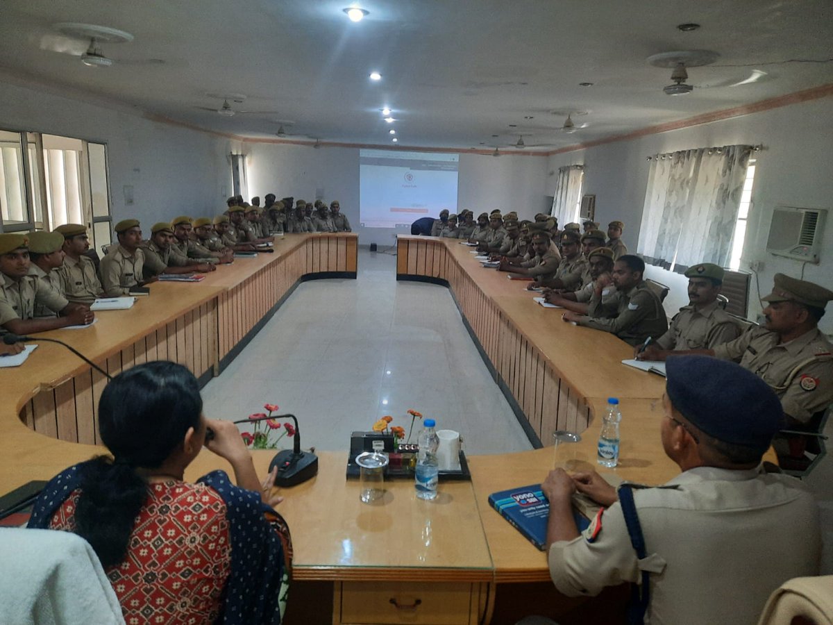 balrampurpolice's tweet image. #BalrampurPolice
#AddlSP  व #COCity द्वारा साइबर क्राइम के संबंध में सभी थानों के साइबर हेल्प डेस्क कर्मियों की कार्यशाला का आयोजन पुलिस लाइन सभागार में किया गया।
#CyberCrime