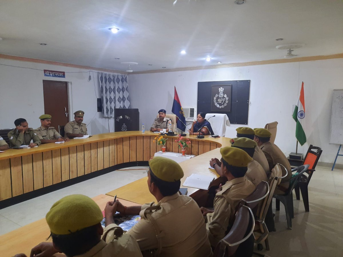 balrampurpolice's tweet image. #BalrampurPolice
#AddlSP  व #COCity द्वारा साइबर क्राइम के संबंध में सभी थानों के साइबर हेल्प डेस्क कर्मियों की कार्यशाला का आयोजन पुलिस लाइन सभागार में किया गया।
#CyberCrime