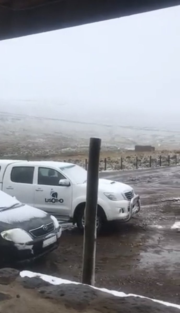 ⛷☃️🌨 🇱🇸🔴 BREAKING: FIRST SNOW OF THE WINTER 2022 SEASON OFFICIALLY RECORDED IN LESOTHO OVERNIGHT | 📸 Sehlabaka Ramafikeng ⛷☃️🌨
