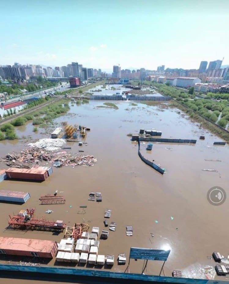nadamnportal's tweet photo. Энд байр авсан хүмүүс хохино болно шүү. Ардаа төмөр замтай, байнгийн чичиргээтэй, хөрс нь намгархаг, урдаа голтой, голын урсац нэмэгдэх үед зайлшгүй халиа үүсч, энэ хэсэг дүүрдэг. https://t.co/Am9WCN65qx