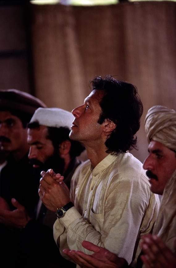 SChunaie's tweet photo. عمران خان
ایک شخص جو آخری گیند تک لڑتا ہے اسے کبھی شکست نہیں ہوتی۔ چیلینجز ہمیشہ ہی اپنی زندگی سے گزر رہے ہیں۔ ہر روز چیلنج تھا پھر بھی وہ پہلے کی نسبت مضبوط دکھائی دیتا تھا۔ وہ سالمیت ، دیانت اور محب وطن کی واحد مثال ہے.. ❤️ https://t.co/JK3pOM6viZ
