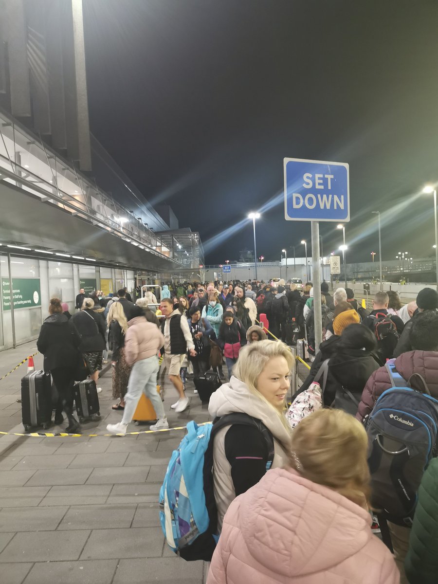 ricblaine72's tweet photo. Never thought I'd have to queue just to get into the airport. Crazy stuff #DublinAirport https://t.co/L2GuZcQ7py