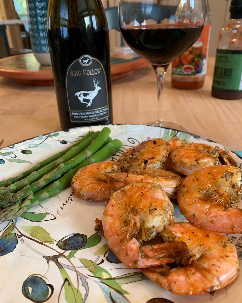 OregonWineLover's tweet photo. Spiced shrimp on the Barbie with veggies and a fantastic 2016 @staghollow Vendange Selection #yamhillcarlton #oregonpinotnoir #wine #oregonwine https://t.co/5sUU3FQ6Ng