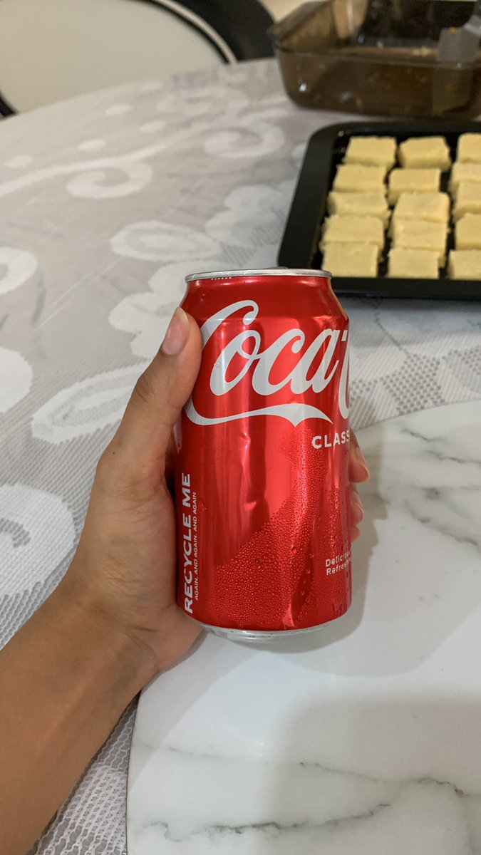 simran_kan's tweet photo. Coke 👌 #CocaCola https://t.co/vsMM3h5bob