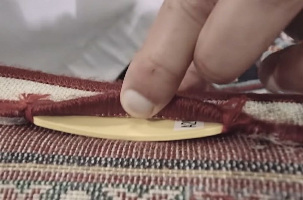 HaramainInfo's tweet photo. Each carpet at Masjid An Nabawi contains an RFID chip that allows workers to track down individual carpet and gather information about its movements, as well as when it is due to be washed. #Haramaininfo https://t.co/BX9ADVSHdj