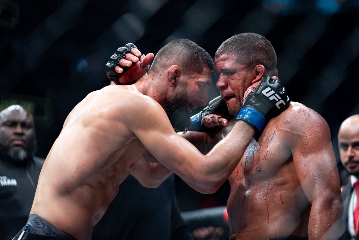 ghastling593's tweet photo. unanimous decision?? What a robbery #UFC273 https://t.co/UMrvK9RGXD