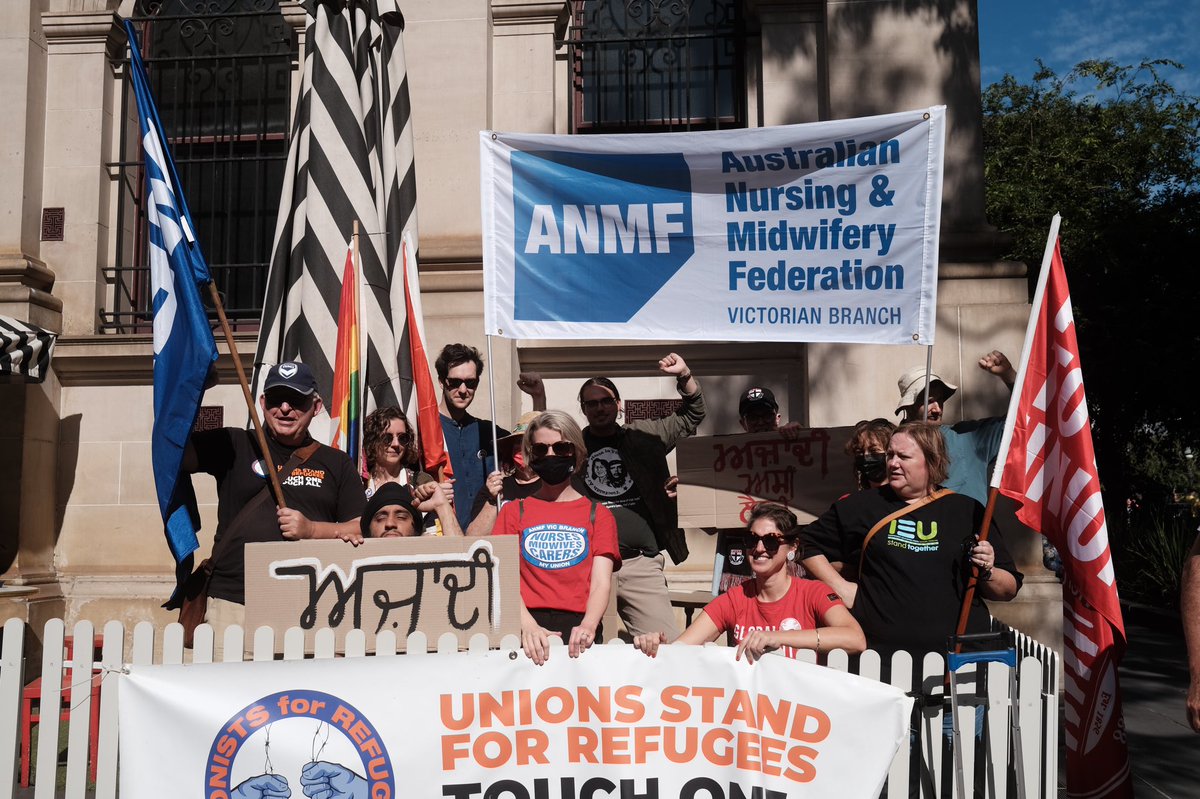 The Palm Sunday rally in Melbourne gets under way. 

#freetherefugees #oneoutallout