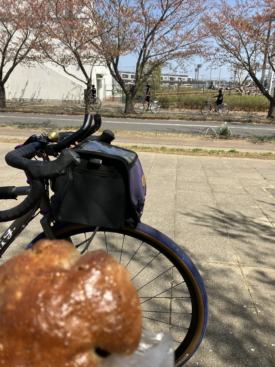 testcycles's tweet photo. 久しぶりのライド日和。
ランドーで10km先のパン屋でパンを買って公園で食べる。
外で食べるパンは美味い😋
#sigrando #grumpy https://t.co/63LWrycUek