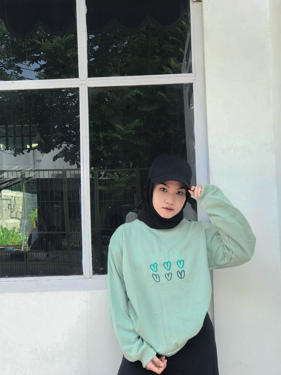 Keyzhcollection's tweet photo. LOVE SWEATER

•Bahan fleece
•Lingkar dada 110cm
•Pjg Baju 65cm
•Harga 41.000

✓Tulisan bordir bukan sablon
✓Tersedia warna pink, mint, hitam
🔗https://t.co/oIhQzeqEOx https://t.co/t93f1I3ARi