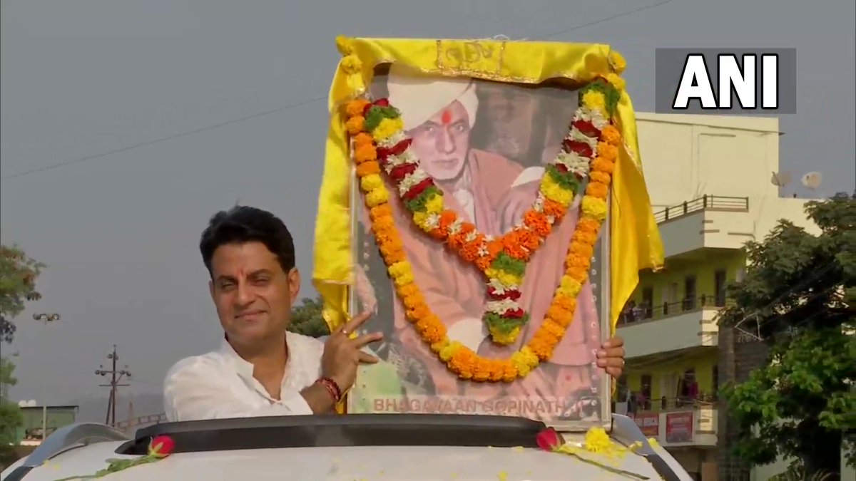 ANI's tweet photo. Maharashtra | Kashmiri Pandits in Pune took out a procession and inaugurated Bhagwan Gopinath Maharaj Ashram today. https://t.co/v6zVrOHKy3