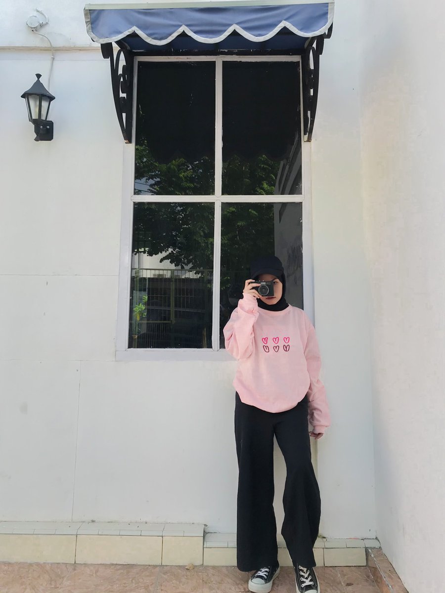 Keyzhcollection's tweet photo. LOVE SWEATER

•Bahan fleece
•Lingkar dada 110cm
•Pjg Baju 65cm
•Harga 41.000

✓Tulisan bordir bukan sablon
✓Tersedia warna pink, mint, hitam
🔗https://t.co/oIhQzeqEOx https://t.co/t93f1I3ARi