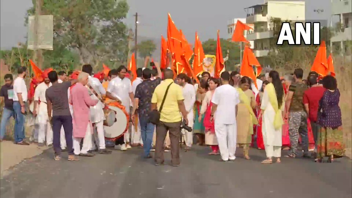ANI's tweet photo. Maharashtra | Kashmiri Pandits in Pune took out a procession and inaugurated Bhagwan Gopinath Maharaj Ashram today. https://t.co/v6zVrOHKy3