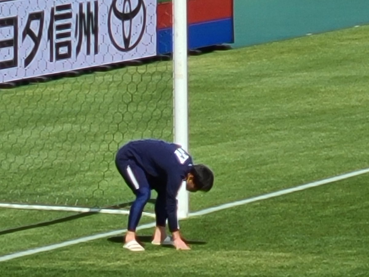yumnmr's tweet photo. #テゲバ にとって初めてのアルウィン。ピッチ確認に出てくる選手が何人も。#hipman もゴール前を入念にチェック。
#テゲバジャーロ宮崎
#植田峻佑 https://t.co/YL4qh6hdkO
