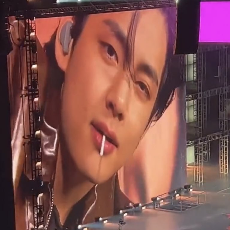 taeteland's tweet photo. HIS SMIRK?!? AND THE LOLLIPOP https://t.co/uXVxzcuBDB