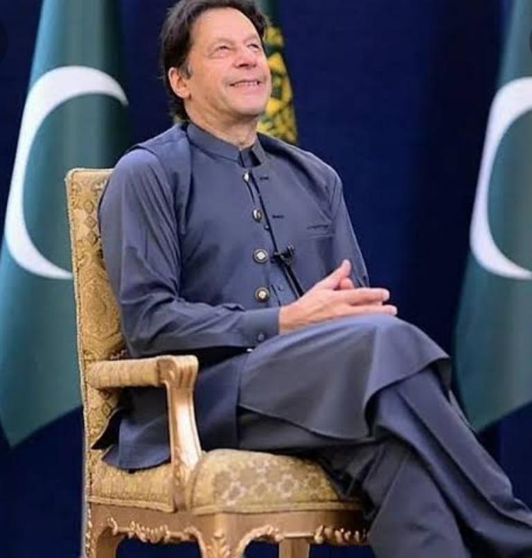 M27623082's tweet photo. ہم نے ایسے ہی نہیں تیری طرف داری کی
تو علامت ہے میرے دیس کی خودداری کی.#BehindYouSkipperPMIk https://t.co/yhskaxlf7t