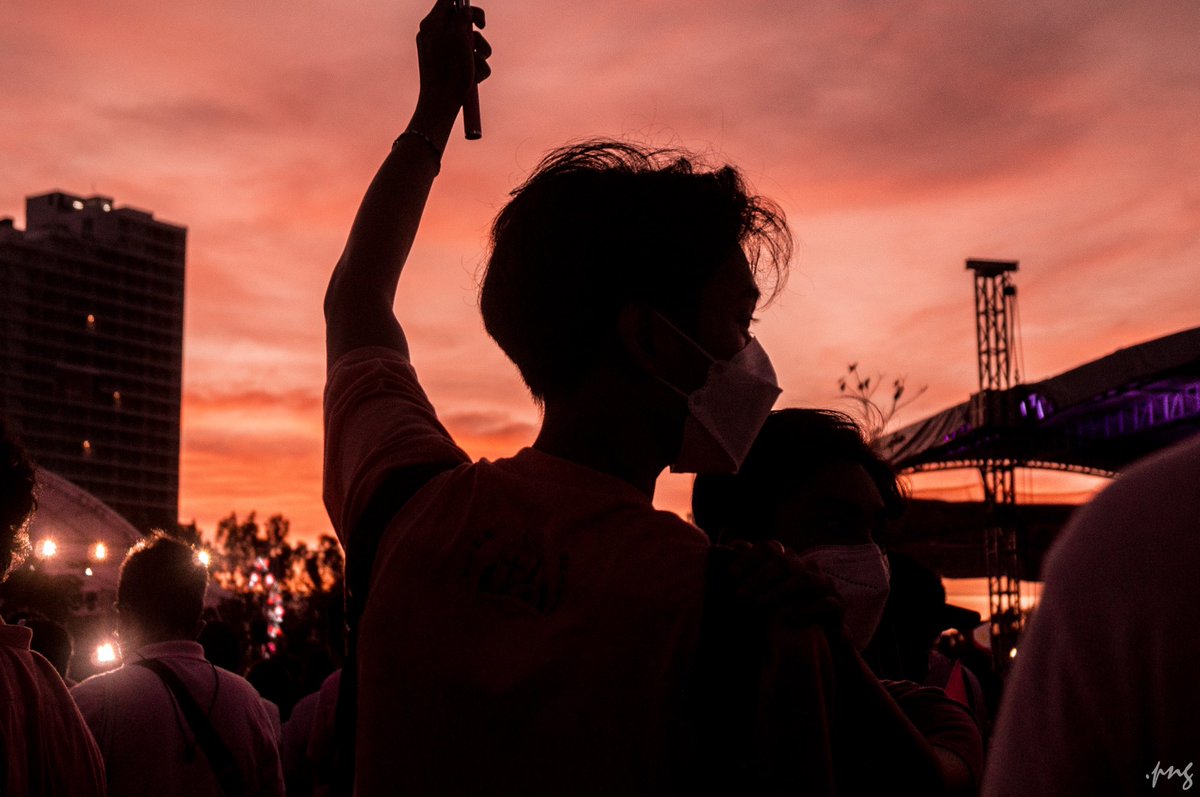 imniccollee's tweet photo. grainy halos pero share ko lang yung shots ko sa rally kahapon🌸(1/2) 
📸: Nicole Gutib

#KabaLENIKO 
#PampangaIsPink 
#Manalakaran https://t.co/EL3NBZbNo4