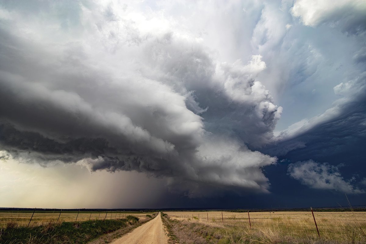 AlphaTrilogy's tweet photo. Collected storm photo by @MetzStormMedia via @sloika

Collection is 🔥🔥🔥

https://t.co/fO5mzuoQ38

Love the layering, color, light &amp; texture of the clouds, especially the transition from light to dark blue. The road seemingly pointing to the storm is 👌🏿

Thx @JFireeater for 🔗 https://t.co/5DBDLlJhNc