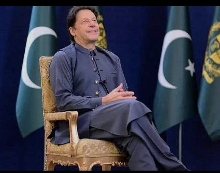JChudury's tweet photo. تو بکا نہیں تو جھکا نہیں 
#ImranKhan 
#imrankhanPTI https://t.co/KHd0UsGEJy