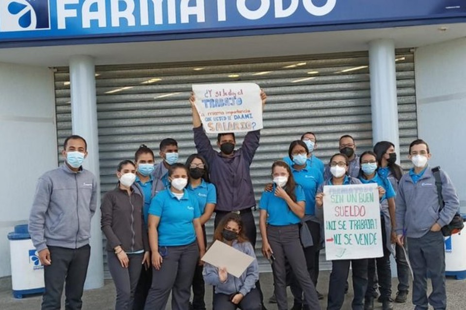 MirandaPower8's tweet photo. En #Venezuela hasta los trabajadores de @Farmatodo exigen un salario digno. En #Farmatodo el monto mínimo para pedir delivery es 30$ y sus productos no son precisamente "baratos", nunca tienen vuelto aunque cobran en dolares y tratan bastante mal a los clientes... https://t.co/IX4uQzrdqt