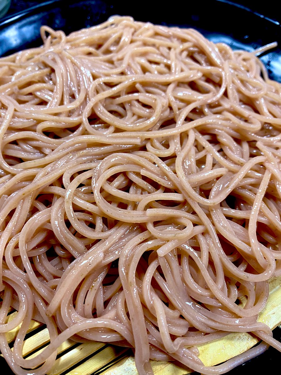 板橋本町の老舗蕎麦屋「長寿庵」さんの、春限定「桜切り蕎麦」。

今年も無事、たぐることができました。そりゃあもう、とんでもなく美味かったですとも🌸

店の隣の「縁切り榎」は、縁を切りたい方々で、相変わらず賑わっていました🌳 