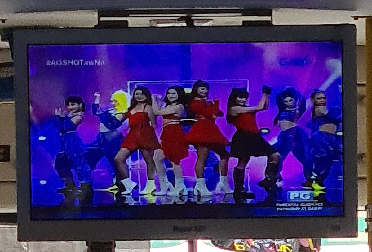 unix04's tweet photo. Pag Blackpink prod, hindi pwedeng wala si @glaizaredux ! Ang saya  ng biyahe ko. :) #AOSHotawNa https://t.co/vnRudQt3Sg