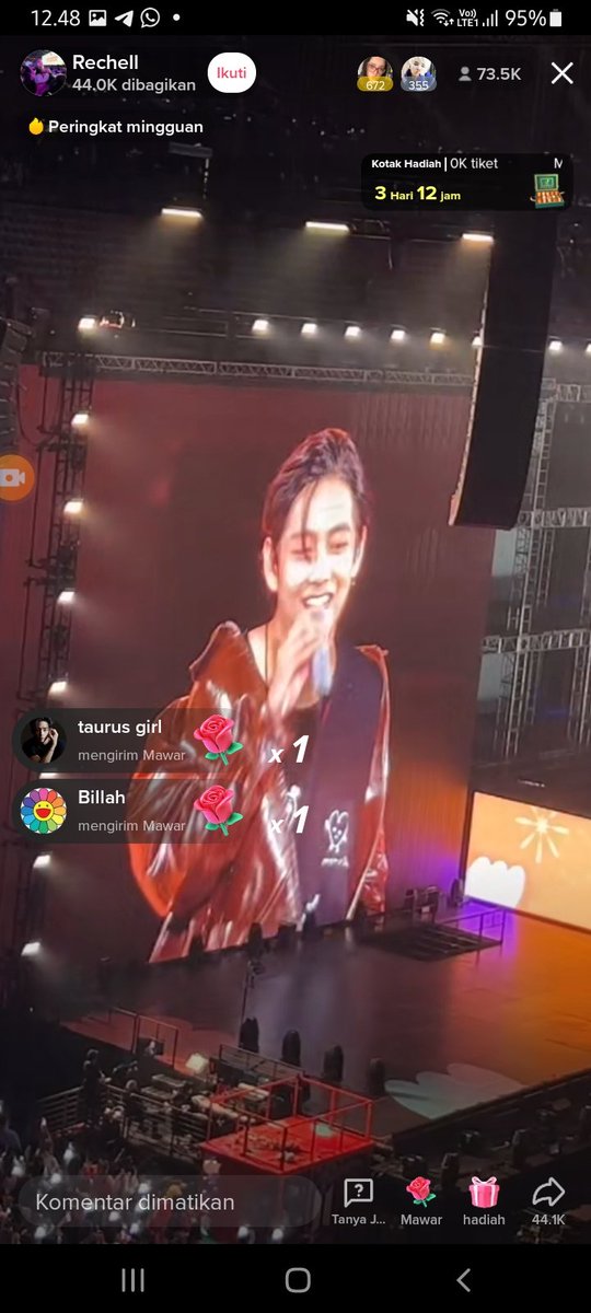 FaridaCah1's tweet photo. So what kim taehyung
Kga ush ngadi ngadi aurot nya debut 
Meresahkan astaghfirullah nakk
#kimtaehyung #TAEHYUNG #PTD_ON_STAGE_LV #PTD_ON_STAGE_LV_DAY2 #PTD_ON_STAGE_LasVegas 
#bts #BTSCONCERT https://t.co/E1oBloYVxk