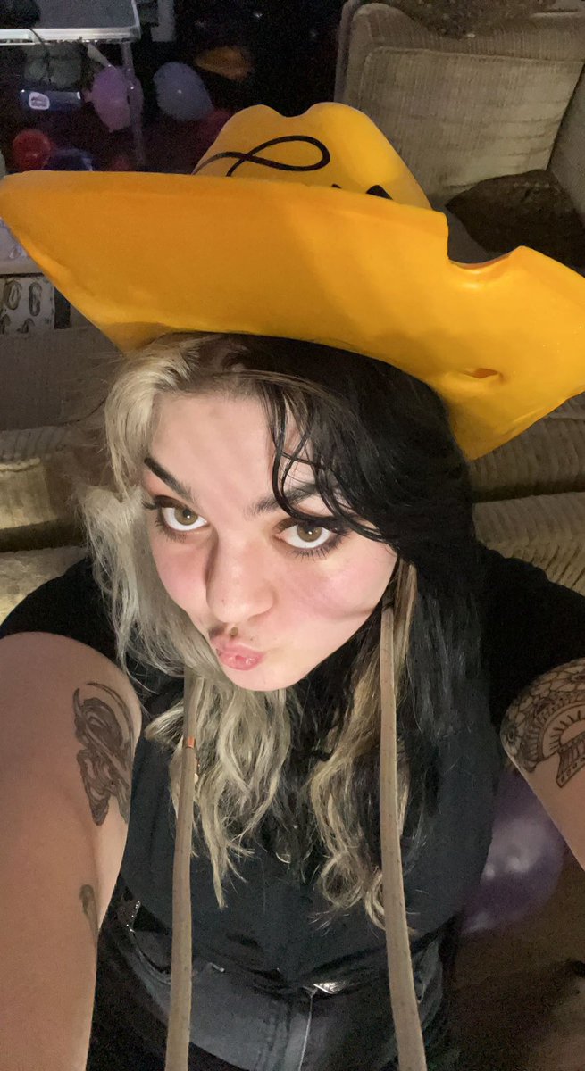 beellie_'s tweet photo. the cheese hat finally made her public debut 😌✨ https://t.co/a7RETMA4oz