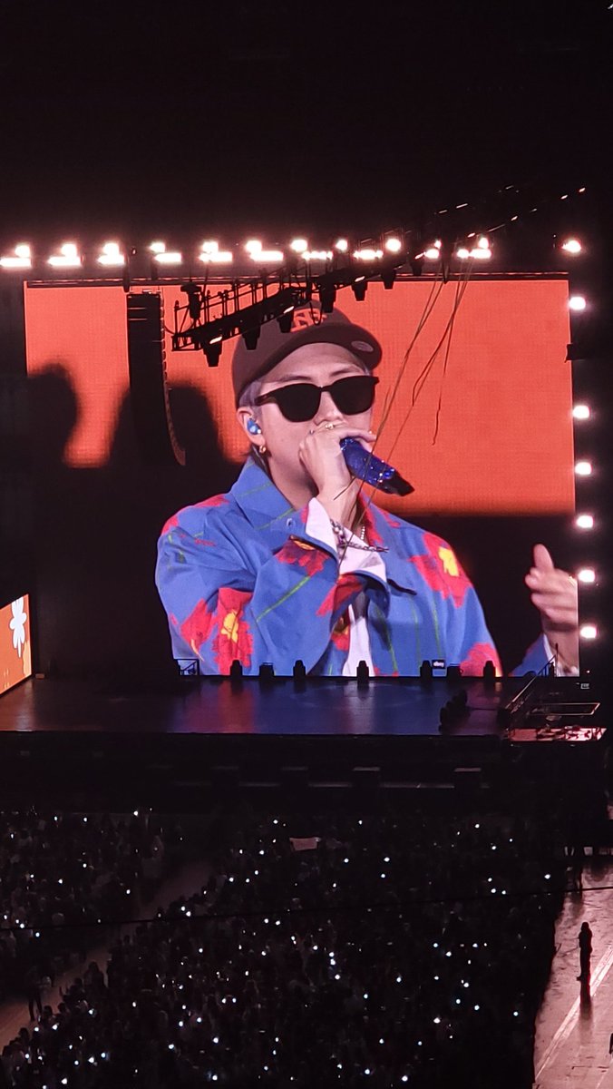 Fatimacg7Be's tweet photo. Namjoon: “Quiero decirle al pequeño RM que tu próximo viaje a Las Vegas es a un concierto en un estadio”

— kim namjoon 
#NAMJOON #BTS #PTD_ON_STAGE_LV_DAY2 #RM #KimNamjoon https://t.co/xYHvIMEH3U