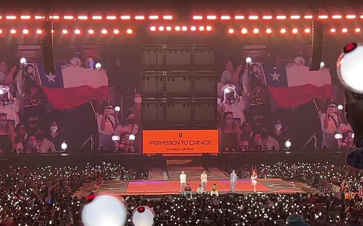 armychilensis's tweet photo. HOY MAS QUE NUNCA VIVA CHILE 🇨🇱🥳
#PTD_ON_STAGE_LV @BTS_twt https://t.co/ObtW9QrLIo